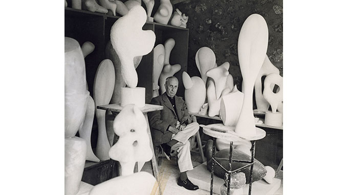 NGV-Hans-Arp-in-Clamart-1957-photo-byAndré-Villiers-Archiv-Stiftung-Arp-e.-V.-Berlin