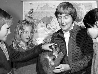 AAR-Patricia-McDonald-with-students-photo-courtesy-of-Australian-Museum