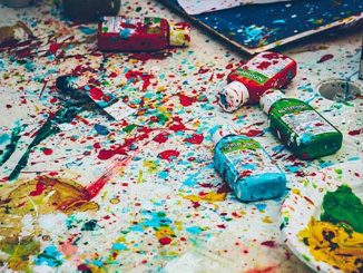 Splattered-paint-on-a-white-table-photo by-Ricardo-Viana-on-Unsplash