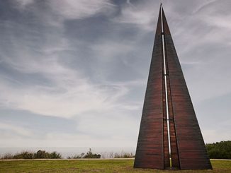 Tony-Davis-Folly-Interstice-Sculpture-by-the-Sea-Bondi-2022-photo-by-Henrique-Fanti
