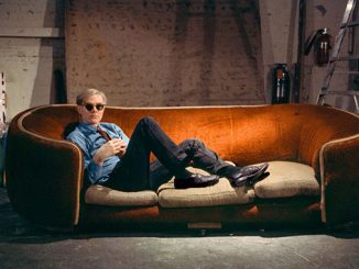 Bob-Adelman-Andy-Warhol-on-the-red-couch-at-the-Factory-1964