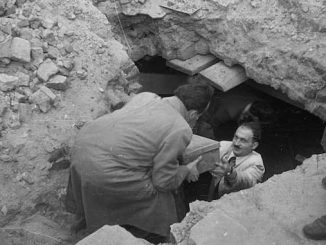 Unearthing the first part of the Ringelblum Archive photo by PAP Wladyslaw Forbert