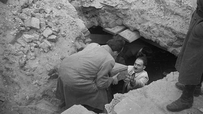 Unearthing the first part of the Ringelblum Archive photo by PAP Wladyslaw Forbert